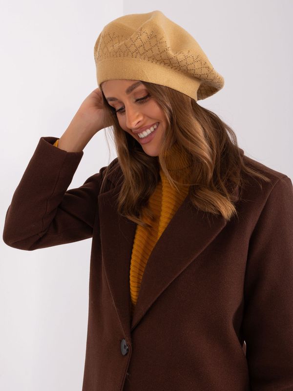 Fashionhunters Women's camel beret with appliqué