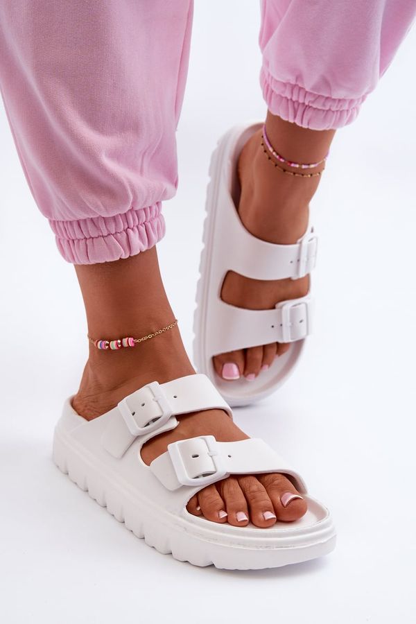 Kesi Women's foam slippers on the White Melorea platform