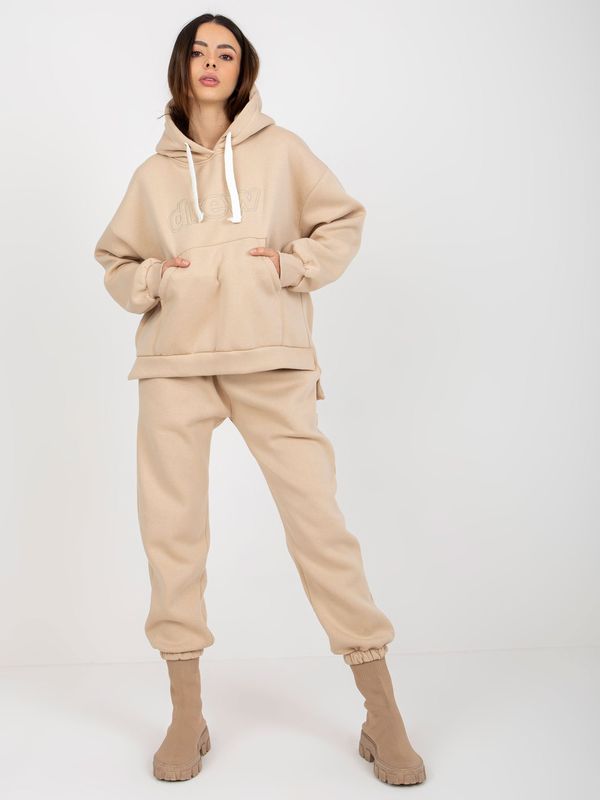 Fashionhunters Women's tracksuit with inscription - beige