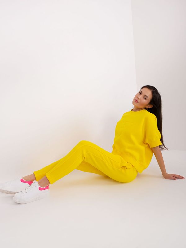 Fashionhunters Yellow Women's Tracksuit with Short Sleeve Sweatshirt