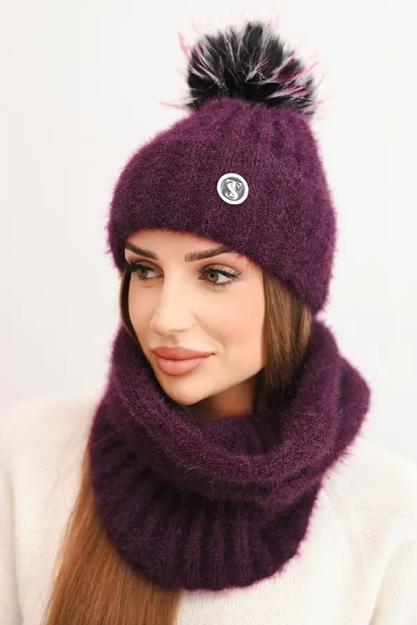 Polski Ženska kapa s cofom in pletenim vzorcem