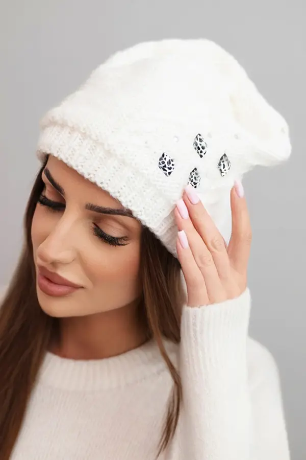 Kesi Ženska zimska volnena kapa z aplikacijami K468 bela