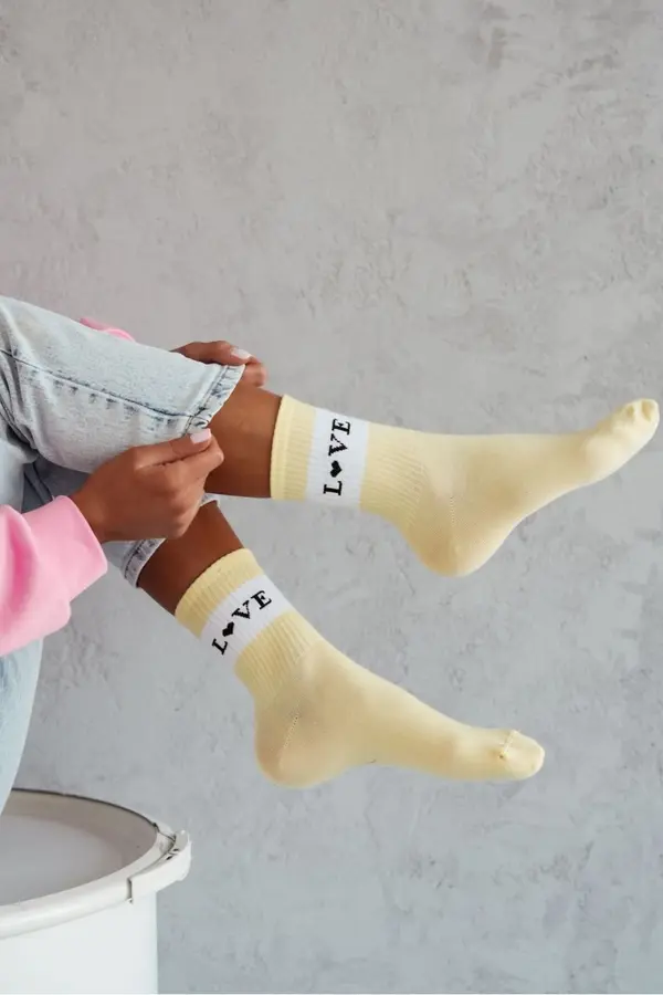 Milena Ženske bombažne nogavice LOVE rumene barve