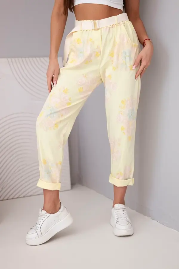Kesi Włoski Ženske hlače s cvetličnim vzorcem in pasom Kesi Włoski rumene barve