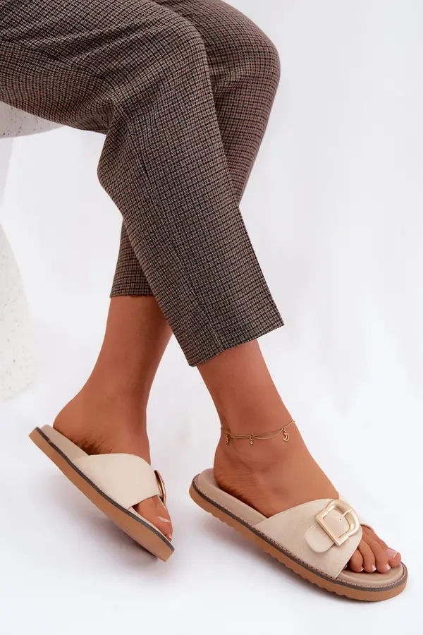 Boto Ženski copati svetlo bež barve z veliko zlato zaponko Elviane