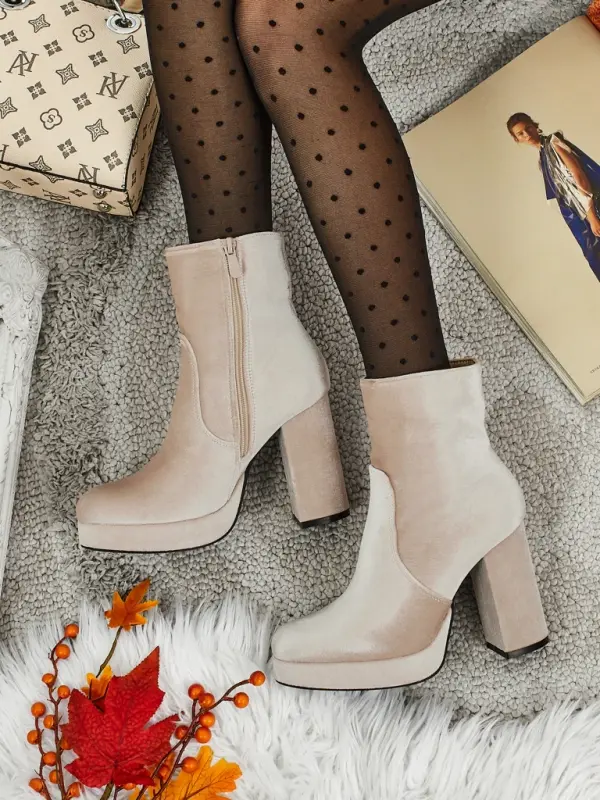 Resti Ženski gležnjarji s peto iz velurja