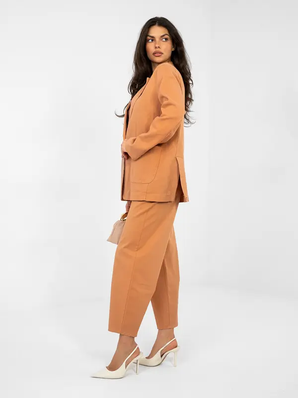 Italy Moda Ženski hlačni kostim v temno oranžni barvi