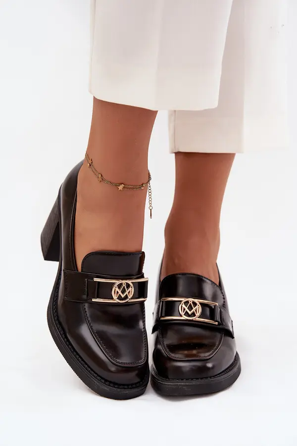 Boto Ženski nizki čevlji s peto in zlatimi detajli