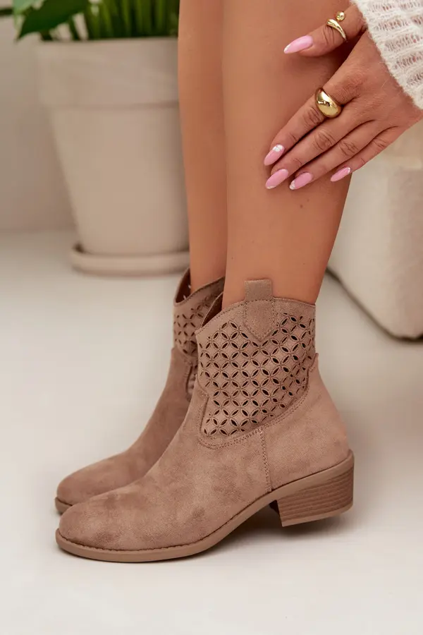 Boto Ženski perforirani gležnjarji Boto s peto bež barve