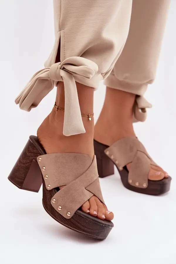 Boto Ženski sandali s peto in okrasnimi zakovicami