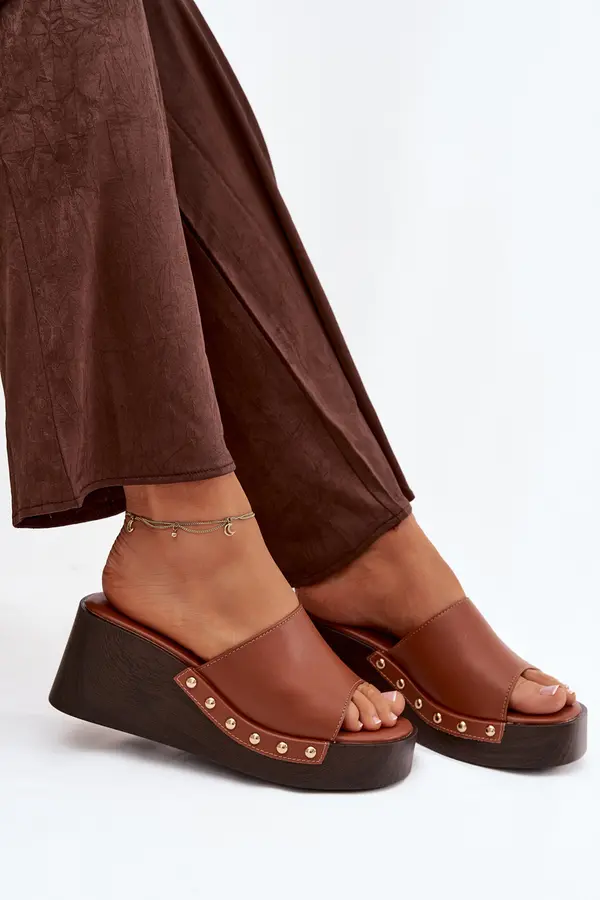 Boto Ženski sandali s platformo in okrasnimi zaponkami