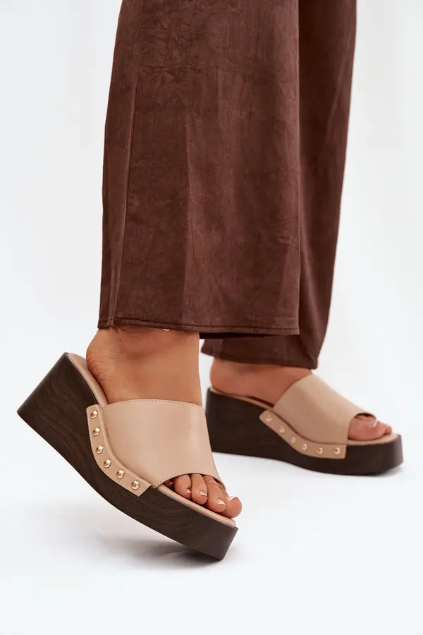 Boto Ženski sandali s platformo in zlatimi čepki