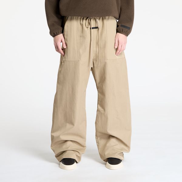 Fear of God Essentials Hlače Fear Of God ESSENTIALS Textured Nylon Utility Pant Desert Sand M