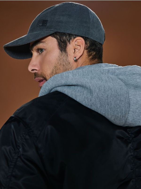 Sinsay Sinsay - Kapa s šiltom - črna